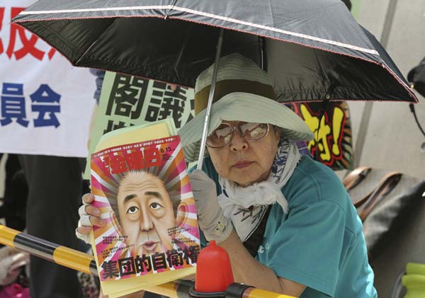 Hundreds of Japanese protest against Abe, collective defense