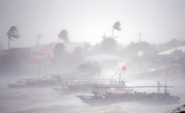 Filipinos flee as typhoon roars in eastern coast