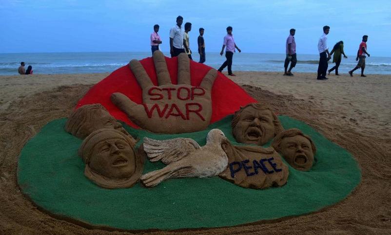 Sand artist calls for cease-fire between Israel, Palestine