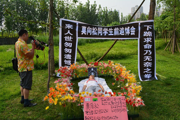 Man holds memorial ceremony of himself to raise funds