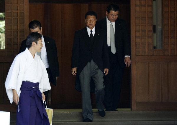 Japanese ministers visit Yasukuni Shrine