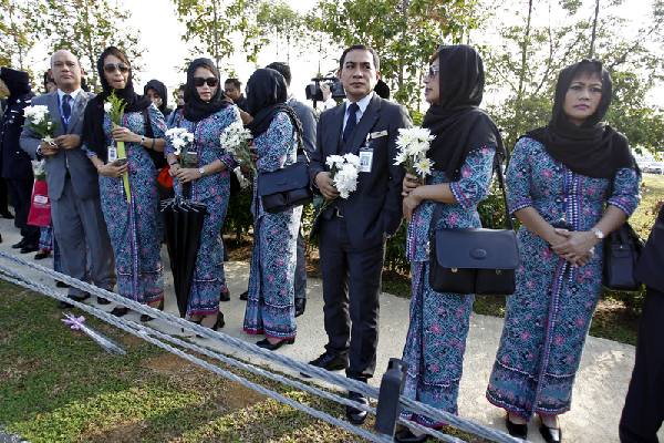 Malaysia receives bodies from Flight 17 crash
