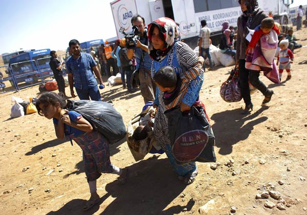 Over 130,000 Syrian refugees cross into Turkey over weekend