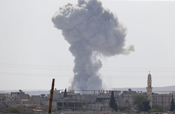 Islamic State seizes large areas of Syrian town despite air strikes