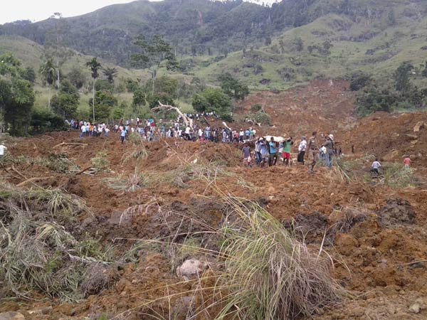 More than 100 killed in Sri Lanka landslide