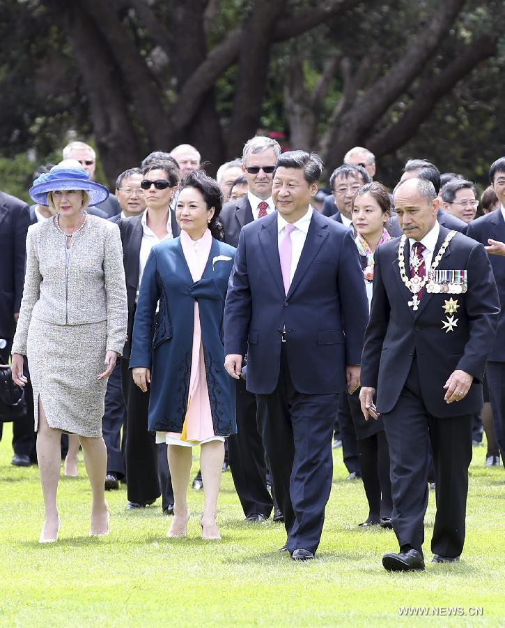 President Xi attends welcoming ceremony in Wellington, New Zealand