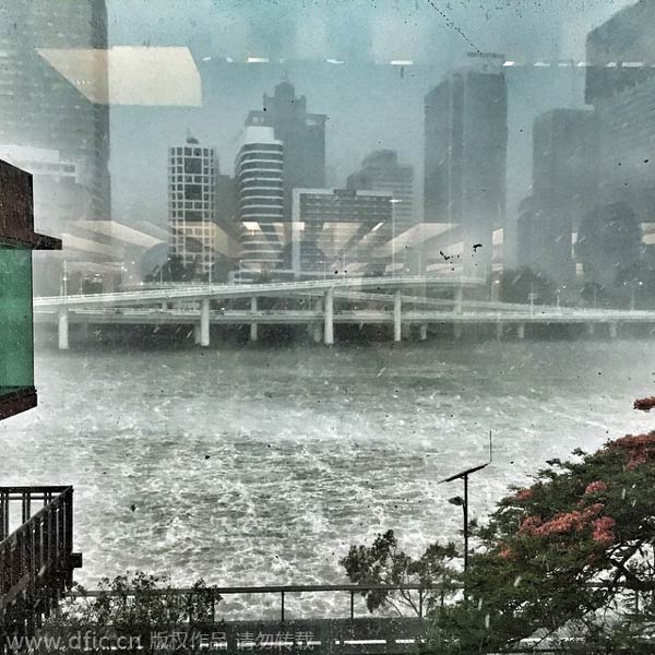 Storm cuts power, lifts roofs in Brisbane