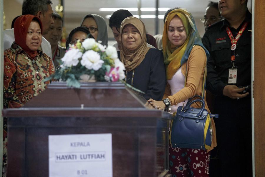 1st body identified from AirAsia crash handed to family