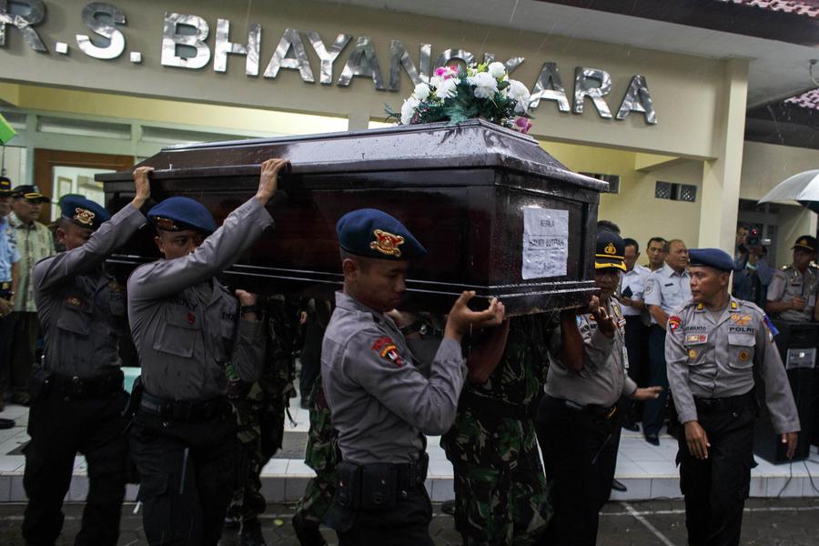 1st body identified from AirAsia crash handed to family
