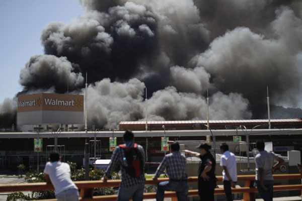 Fire occurs in El Salvador shopping mall