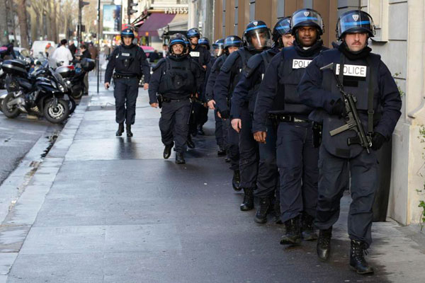 6 dead in Paris siege, female suspect wanted