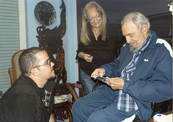Fidel Castro appears in first photographs since August