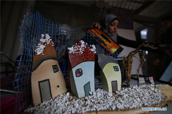 Palestinian artists use house remains to form paintings