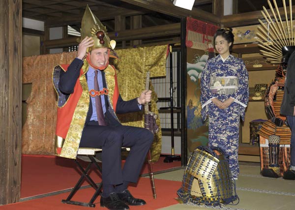 Prince William played with kids on Japan tsunami trip