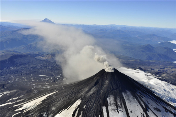 Volcano Villarrica rumbling again in southern Chile