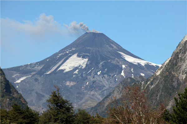 Volcano Villarrica rumbling again in southern Chile