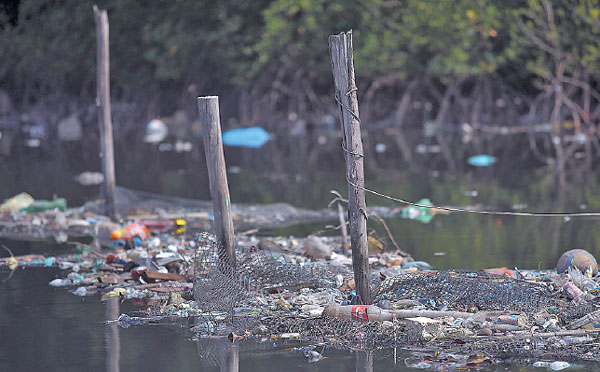 Fishermen lament Rio's Olympic bay of filth