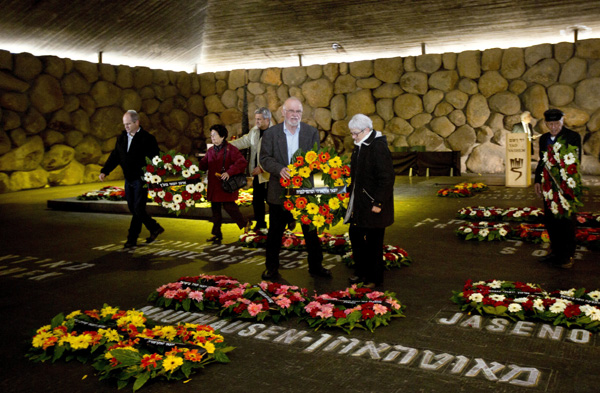 Israel comes to a halt to remember Holocaust