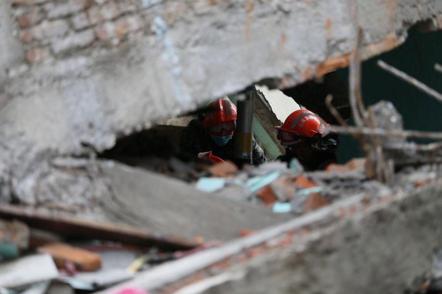 China's rescue team searches for survivors in Nepal
