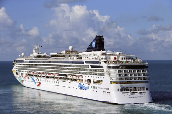 Norwegian Cruise Line ship runs aground on Bermuda reef; no injuries