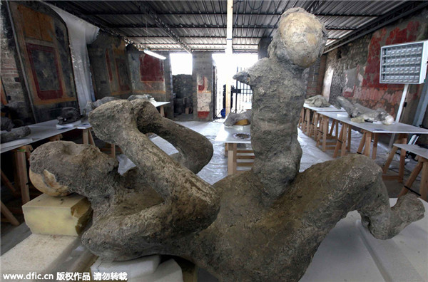 Restorers give shape to Pompeii victims