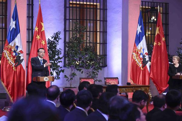 Premier Li, Chilean president talk to media