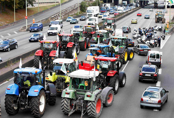 protesting farmers in more than 1,500 tractors flood paris