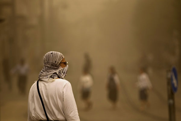 Unseasonal sandstorm sweeps across Mideast
