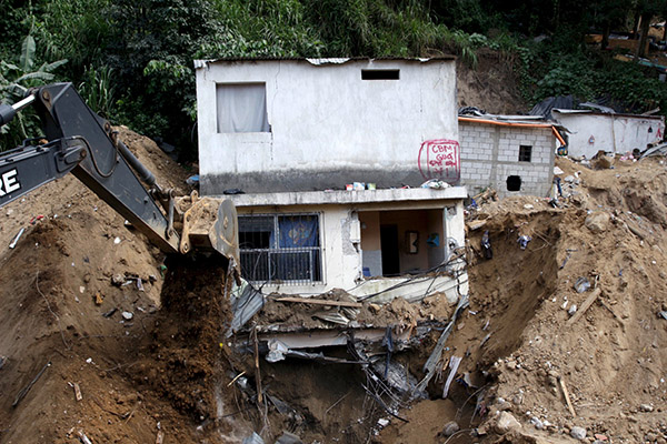 Families mourn victims of Guatemala landslide, hundreds feared dead