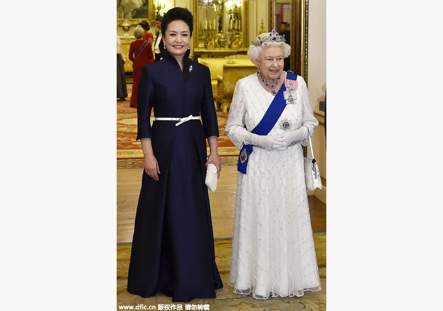 Queen hosts state banquet for Xi