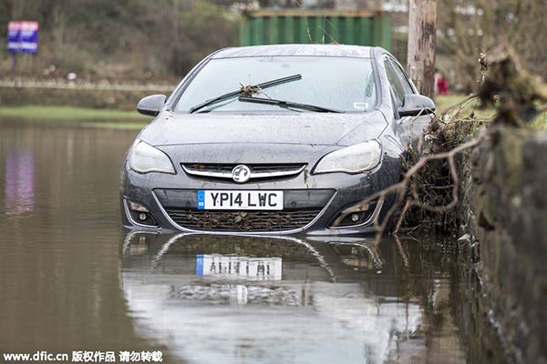 Storm Frank batters northern Britain, experts see costs rising
