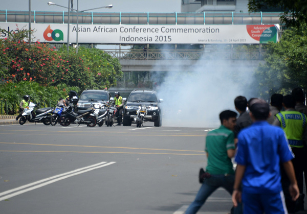 Blasts, gunfight occur in Indonesian capital shopping mall