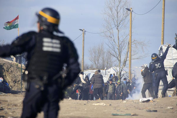 Clashes break out as France begins clearing Calais migrant camp