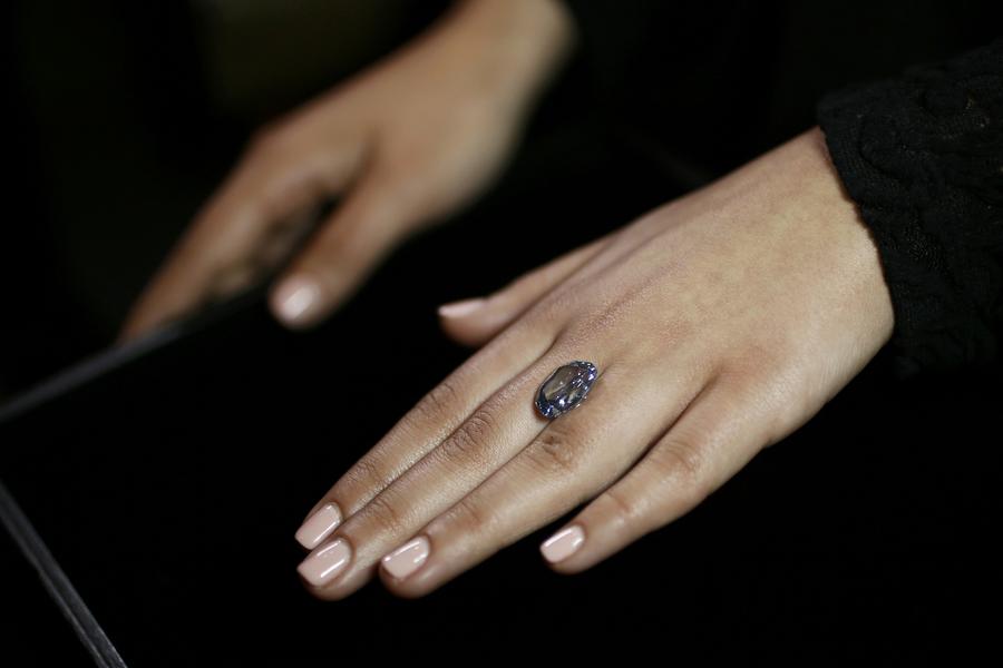 Flawless blue diamond up for auction at Sotheby's