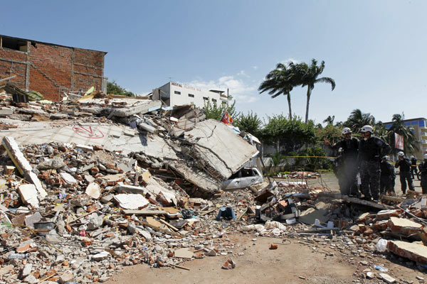 Quake kills 262 along devastated Ecuador coast