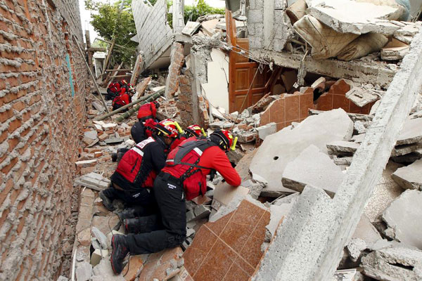 Shaken Ecuador hunts for survivors amid 7.8 quake debris