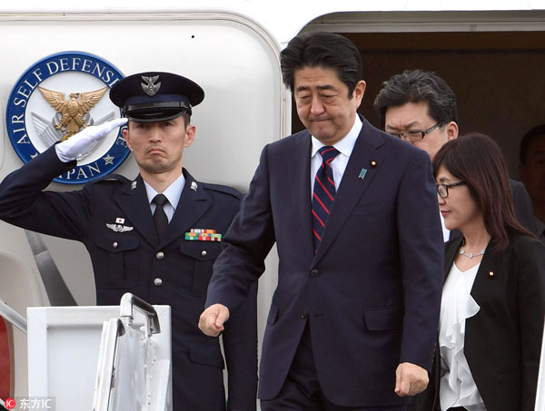 Abe pays respects at Hawaii memorials
