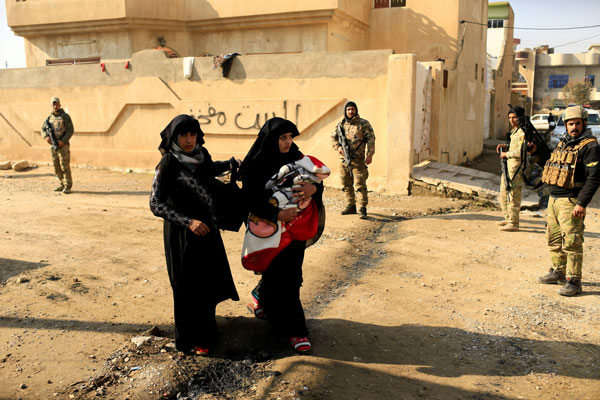 Thousands more Iraqis flee Mosul as military advances