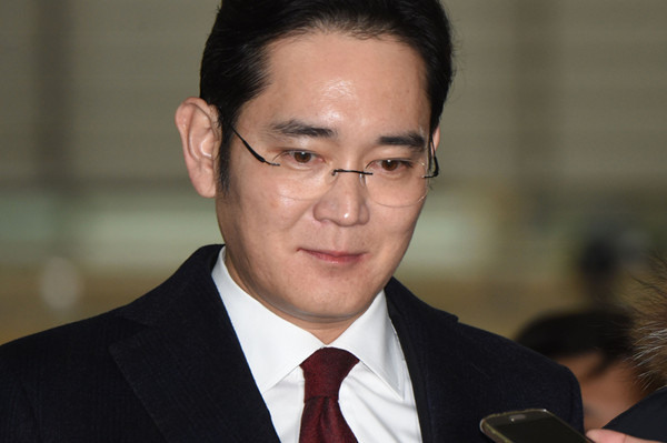 Samsung's heir apparent questioned as suspect over presidential scandal