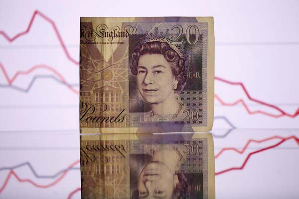 Sterling falls amid gloomy prospects for UK economy