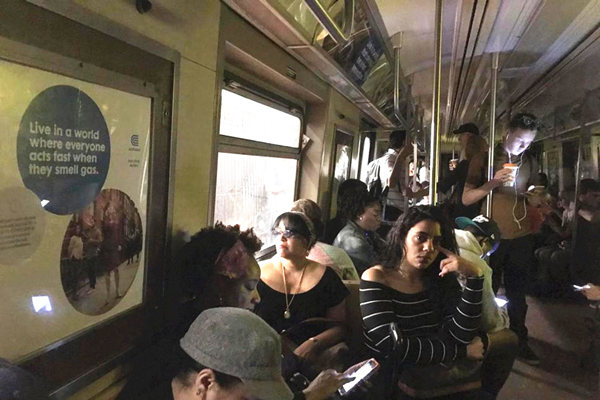 Minor New York city subway derailment causes outage, delays