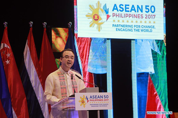 Philippine FM lauds China's positive role in Southeast Asia