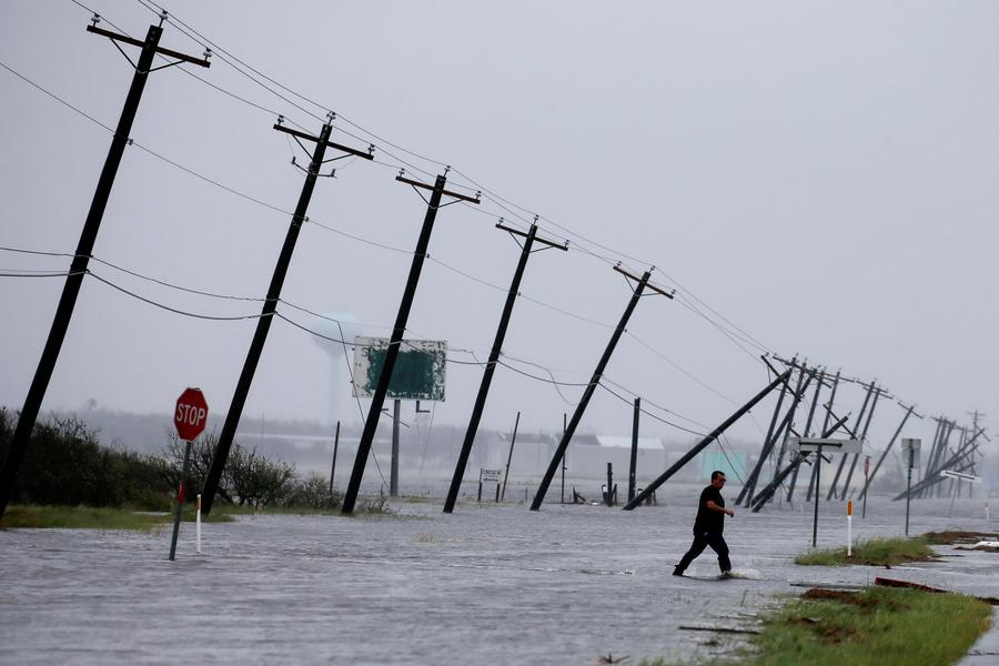 Hurricane lashes southeast Texas with heavy rain, wind