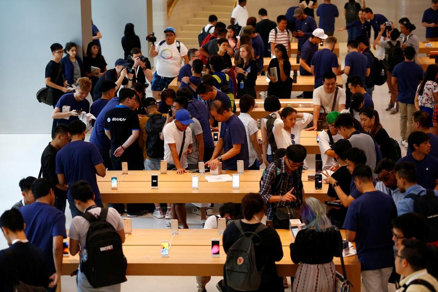 New iphones put on sales worldwide, short lines at stores