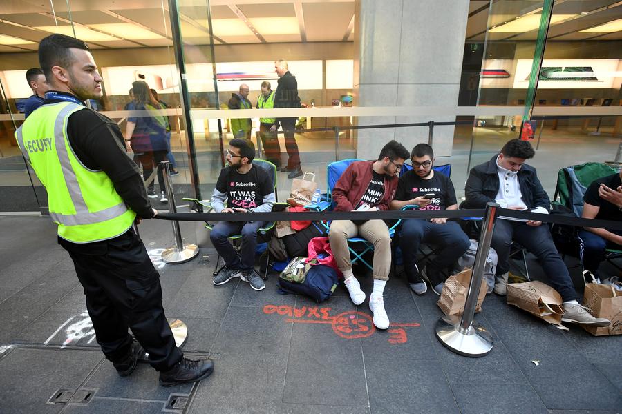 New iphones put on sales worldwide, short lines at stores
