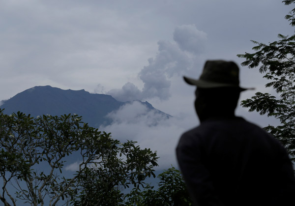 Thousands flee over Bali volcano fears