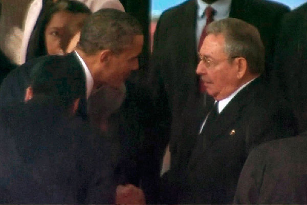 Castro, Obama handshake could signal improving ties