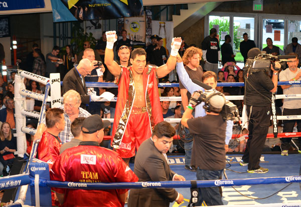 The 'Yao Ming' of boxing debuts with KO