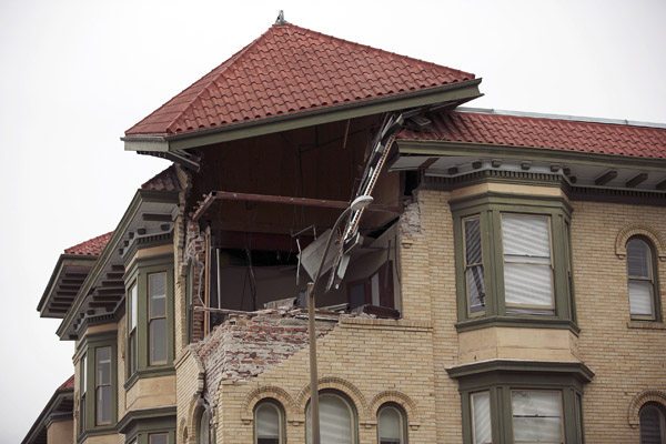 Quake rocks California wine country, 120 injured