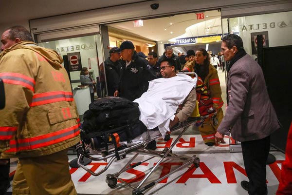 Plane skids off LaGuardia runway during snowstorm in NYC